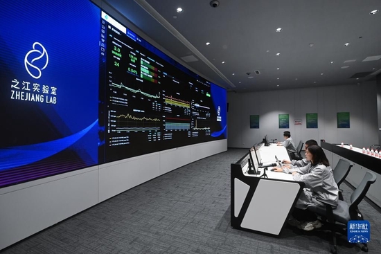 在之江实验室计算与数据中心，工程师们通过“之江云”系统监测服务器集群的运行状态（2022年6月23日摄）。新华社记者 黄宗治 摄