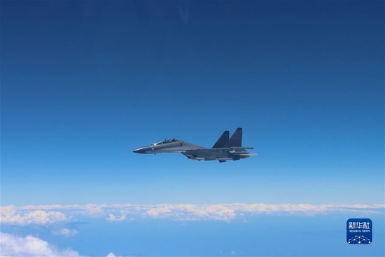 8月4日,东部战区空军航空兵某旅同时出动多架战机,飞赴台岛周边海域执行任务,进一步检验部队实战能力。这是战机警戒巡航。新华社发(华军效 摄)