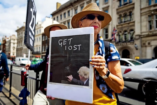  7月6日，英国伦敦，反保守党抗议者在议会大厦外示威。图/人民视觉