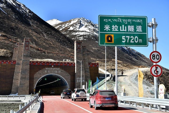 车辆驶入米拉山隧道(2019年4月26日摄)。 新华社记者 李鑫 摄
