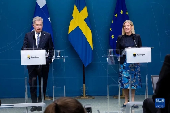  5月17日，在瑞典斯德哥爾摩，瑞典首相安德松（右）和到訪的芬蘭總統尼尼斯托參加新聞發布會。新華社發（瑞典政府供圖/寧尼·安德松攝）