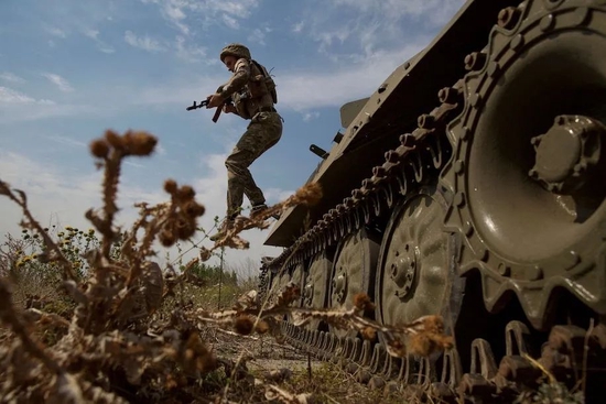 一名乌克兰士兵在乌克兰南部城市米克莱夫战场前线。图源：WP