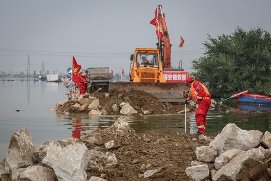 8月6日，抢险人员在辽宁绕阳河溃口处进行封堵作业。新华社记者潘昱龙 摄