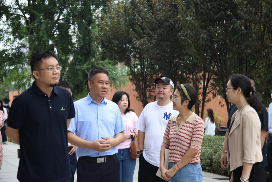 网络名人在马栏山视频文创产业园区参观。湖南省税务局供图。