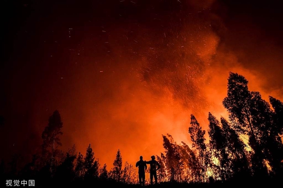 当地时间2019年7月21日，葡萄牙中部Amendoa，当地发生山火，村民被紧急疏散。视觉中国 资料图