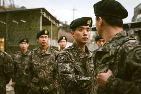 韩国尤其是韩国军队中的前后辈关系严格（《D.P：逃兵追缉令》剧照）