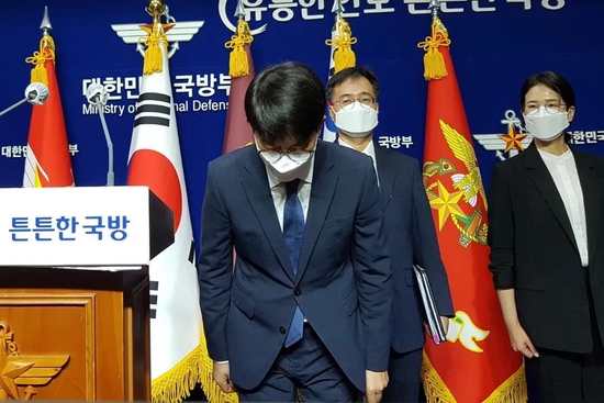 当地时间2021年7月9日，韩国首尔，韩国国防部检察团发布空军性侵案初步调查结果，称截至当天对22名涉案人进行立案，其中10人被起诉。韩国国防部次官朴宰民在发布会上鞠躬