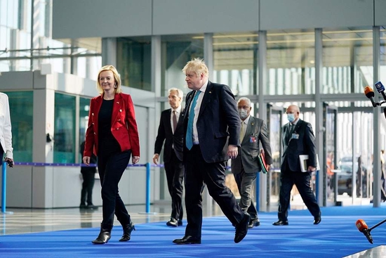 当地时间2022年3月24日，比利时布鲁塞尔，北约峰会将召开。英国首相约翰逊、英国外交大臣特拉斯抵达会场。人民视觉 资料图