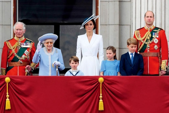 2022年6月2日，英国女王伊丽莎白二世在白金汉宫的阳台上观看女王生日游行。左起：英国查尔斯王子，女王伊丽莎白二世，英国剑桥王子路易斯，英国剑桥公爵夫人凯瑟琳，英国剑桥公主夏洛特，英国剑桥王子乔治，英国威廉王子。图/视觉中国 