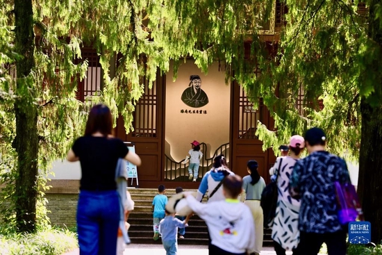 游客参观位于福建武夷山朱熹园的武夷精舍(2022年6月6日摄)。新华社记者 姜克红 摄
