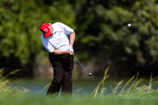  当地时间2022年9月13日，美国弗吉尼亚州，美国前总统特朗普打高尔夫球。图/IC photo