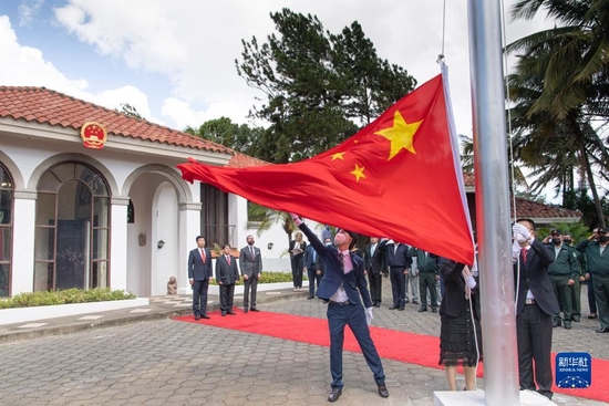 在尼加拉瓜首都马那瓜举行的中国驻尼加拉瓜大使馆复馆仪式上，五星红旗伴随着《义勇军进行曲》冉冉升起（2021年12月31日摄）。新华社记者 辛悦卫 摄
