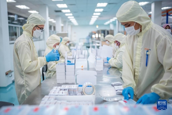 工人在马来西亚吉隆坡郊区的发马公司灌装工厂包装本地灌装生产的科兴疫苗（2021年10月5日摄）。新华社记者 朱炜 摄