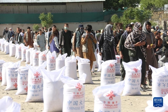 阿富汗民众在首都喀布尔领取中国援助的粮食（2022年4月23日摄）。新华社发（塞夫拉赫曼·萨菲摄）