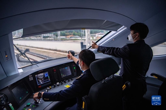 列车司机驾驶复兴号列车行驶在中老铁路上（2022年6月1日摄）。新华社记者 江文耀 摄