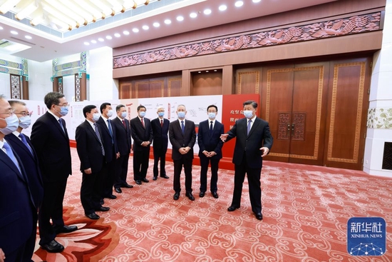 9月30日,党和国家领导人习近平、韩正等在北京人民大会堂会见C919大型客机项目团队代表并参观项目成果展览。这是习近平等参观项目成果展览。新华社记者 丁林 摄