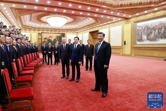 9月30日,党和国家领导人习近平、韩正等在北京人民大会堂会见C919大型客机项目团队代表并参观项目成果展览。这是习近平等会见C919大型客机项目团队代表。新华社记者 丁林 摄