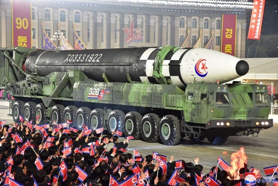 4月25日，朝鲜举行大型阅兵式，导弹部队接受检阅。（朝中社）