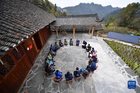 这是11月15日拍摄的湖南省花垣县十八洞村“院坝小讲堂”活动现场。新华社记者 陈振海 摄