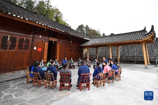 这是11月15日拍摄的湖南省花垣县十八洞村“院坝小讲堂”活动现场。新华社记者 陈振海 摄