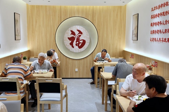 老人们在福建省福州市晋安区岳峰镇桂溪社区的一家老年食堂用餐(2022年6月21日摄)。新华社记者 姜克红 摄