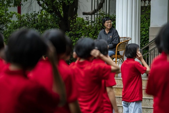 云南丽江华坪女子高级中学校长张桂梅观看新生学习课间操(2021年8月24日摄)。新华社记者 江文耀 摄