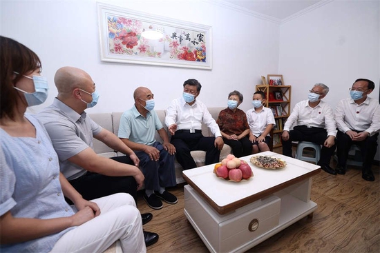 2022年8月17日下午,习近平在辽宁省沈阳市皇姑区三台子街道牡丹社区,同居民李水一家拉家常。 新华社记者 鞠鹏 摄