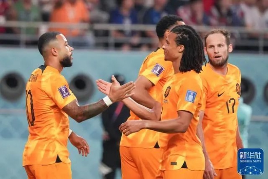  12月3日，荷兰队球员孟菲斯·德佩（左）在进球后与队友庆祝。新华社记者 李钢 摄