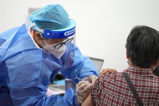  7月13日，在北京市朝阳区奥运村街道一处新冠疫苗接种点，医护人员为一名86岁的市民接种新冠疫苗加强针。新华社记者 鞠焕宗 摄