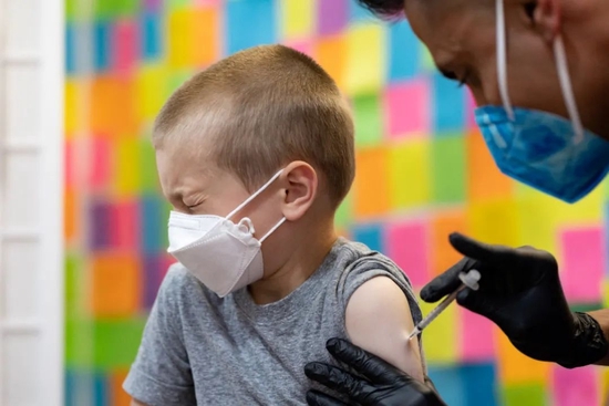 当地时间2022年6月21日，<strong>快三app直播平台</strong>美国宾夕法尼亚州，一名儿童接种新冠疫苗。 　　图/IC photo