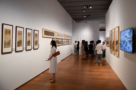  参观者在浙江大学艺术与考古博物馆观看“国之光”——从《神州国光集》到“中国历代绘画大系”展览（2019年9月18日摄）。新华社记者 黄宗治 摄
