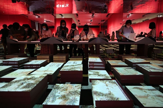 参观者在中国国家博物馆观看“盛世修典——‘中国历代绘画大系’成果展”（2022年9月29日摄）。新华社记者 金良快 摄