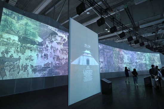  参观者在香港亚洲国际博览馆内观看《清明上河图3.0》数码艺术香港展（2019年7月26日摄）。新华社记者 吴晓初 摄