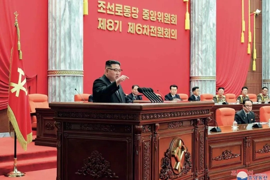 金正恩在朝鲜劳动党中央八届六次全体扩大会议上。图/人民视觉