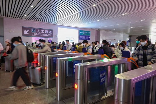 1月28日,旅客在江西南昌火车站检票进站。新华社记者 彭昭之 摄