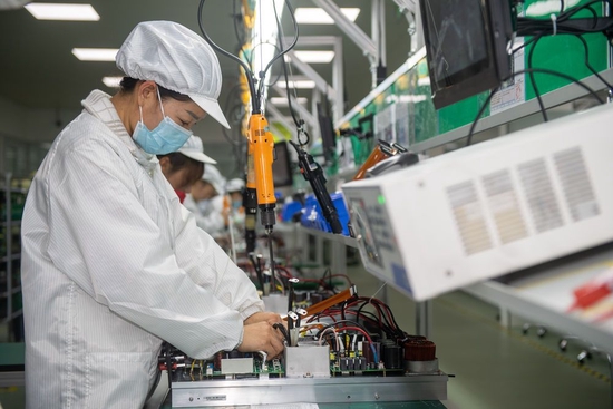 2月9日，员工在杭州利沃得电源有限公司的生产线上工作。新华社记者江汉 摄