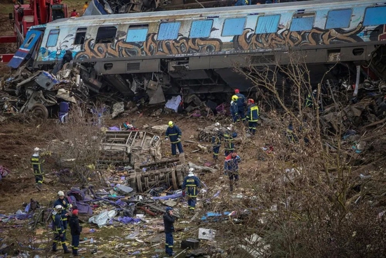 3月1日，消防人员在希腊中部城市拉里萨市附近的火车相撞事故现场参与救援。新华社发（列奥尼达·齐卡斯摄）