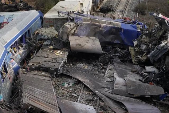 这是3月1日在希腊中部城市拉里萨市附近拍摄的火车相撞事故现场。新华社发（安吉洛斯·察齐斯摄）