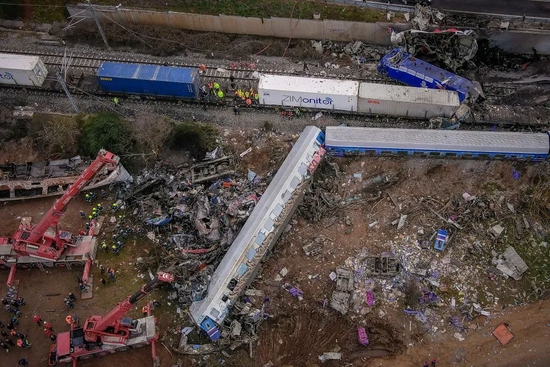 这是3月1日在希腊中部城市拉里萨市附近拍摄的火车相撞事故现场（无人机照片）。新华社发（瓦西利斯·瓦尔瓦里第斯摄）