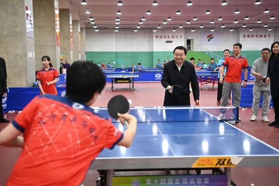 郝鵬與小隊員打乒乓球（來源：北國客戶端）