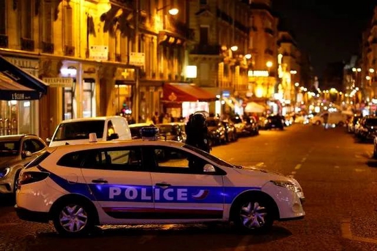  2017年4月20日，在法國巴黎，警察封鎖香榭麗舍大街附近的道路。