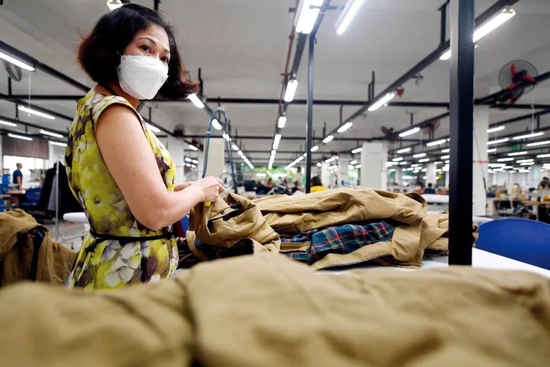 越南河內市的一家運動品牌服裝工廠。圖/視覺中國