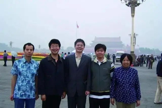 2004年，在龍芯2C芯片設計運行成功后，黃令儀（右一）與龍芯課題組成員到天安門看升旗。