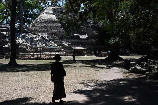 4月1日，遊客在洪都拉斯科潘瑪雅古城遺址內參觀，此前，中洪已在當地展開考古合作 圖：新華社