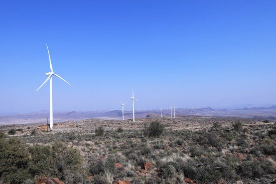 這是8月10日在南非北開普省德阿鎮拍攝的龍源南非公司德阿風電項目風機。（新華社記者董江輝攝）