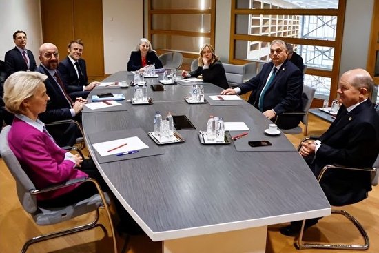 2月1日，歐盟委員會主席馮德萊恩、歐洲理事會主席沙加度、法國總統馬克龍、意大利總理美路尼、匈牙利總理辛捷士和德國總理朔爾茨出席歐洲理事會會議間隙舉行的多邊會議。圖源：GJ