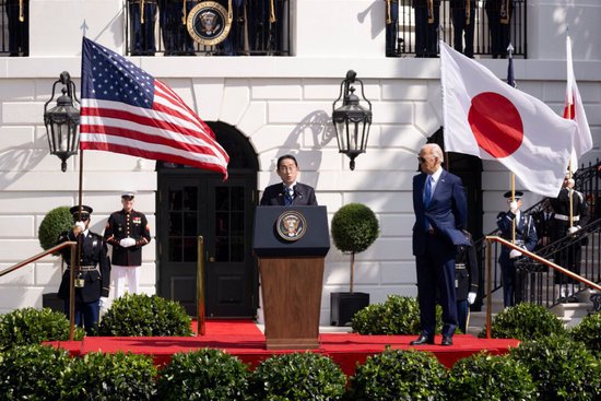 當地時間4月10日，日本首相岸田文雄與美國總統拜登出席聯合記者會 圖：IC