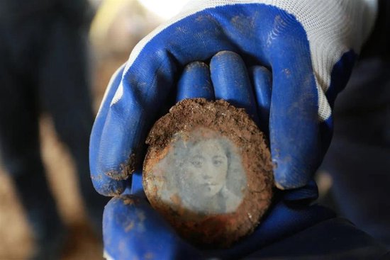 烈士墓中發現的女子照片（圖片來源：肅寧融媒）