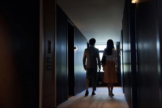 女员工出差时疑似被老板强奸 隔壁房客录下关键证据