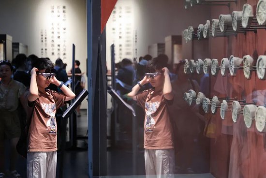 7月27日,小朋友在江蘇省南京市六朝博物館體驗數字互動設備,學習歷史文化知識。蘇陽攝(中經視覺)